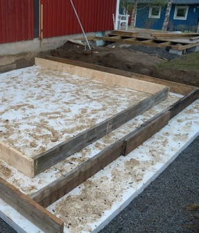 Byg selv udestue: Den isolerende bund under udestuen lægges Byg selv udestue: Den isolerende bund under udestuen lægges